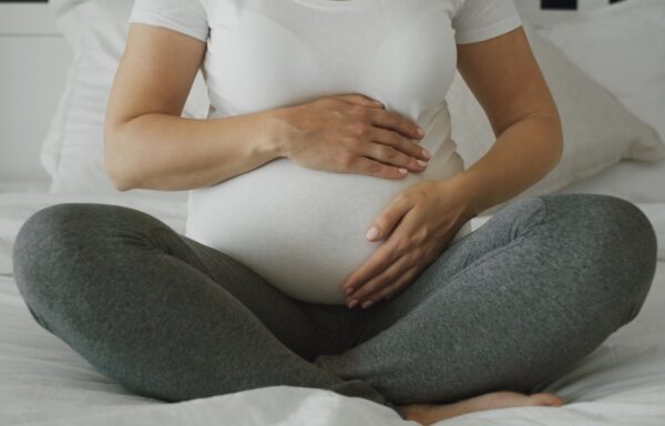 Spavanje u trudnoći – kako pronaći udoban i bezbedan položaj