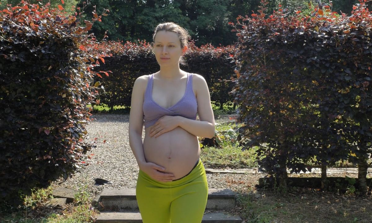 trudnica u sportskoj opremi šeta parkom