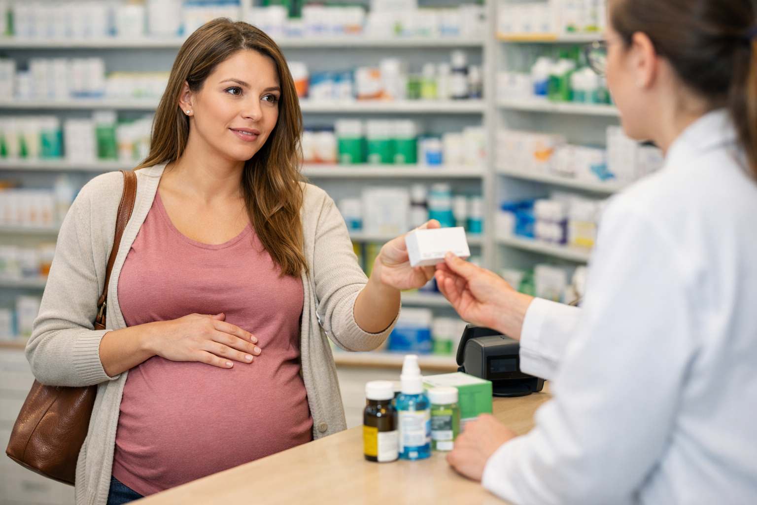Trudnica kupuje u apoteci