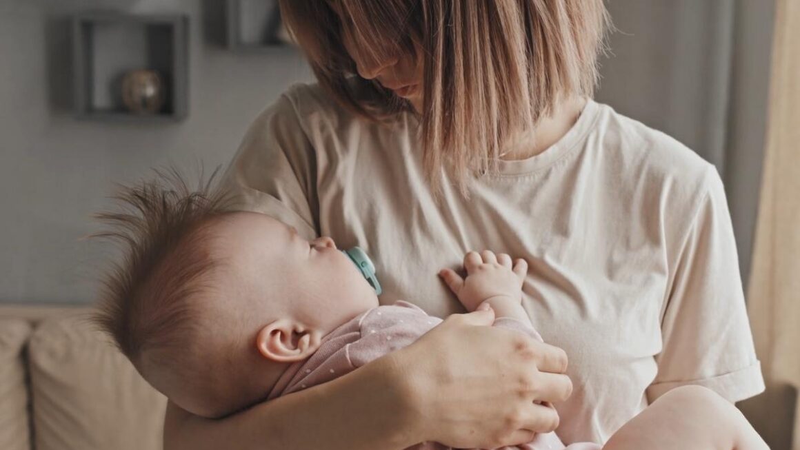 mama uspavljuje bebu